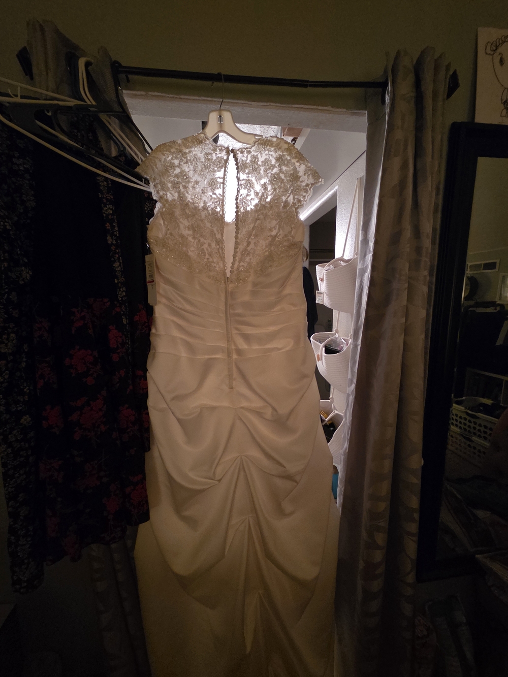 Ivory Lace Cap Sleeve Wedding Gown Brand New